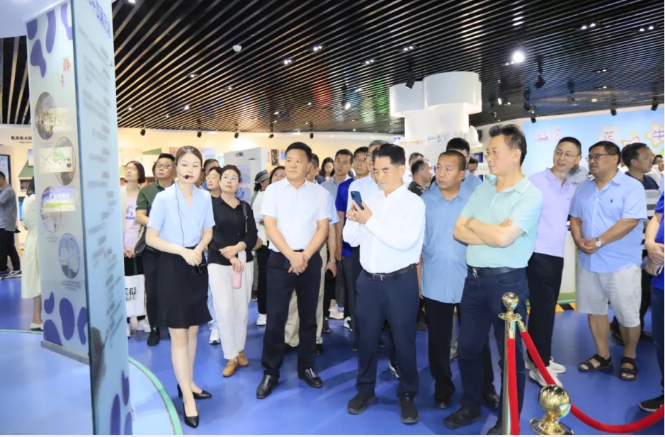 花花牛丨中國(guó)人民大學(xué)河南校友會(huì)蒞臨花花牛參觀座談