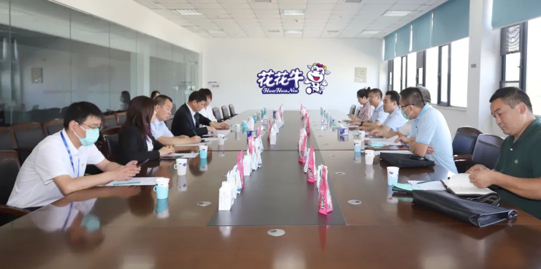 快訊 | 鄭州創(chuàng)建國家食品安全示范城市暨2022食安鄭州生產(chǎn)企業(yè)開放日·探秘花花牛透明工廠活動舉行 快訊 | 鄭州創(chuàng)建國家食品安全示范城市暨2022食安鄭州生產(chǎn)企業(yè)開放日·探秘花花牛透明工廠活動舉行