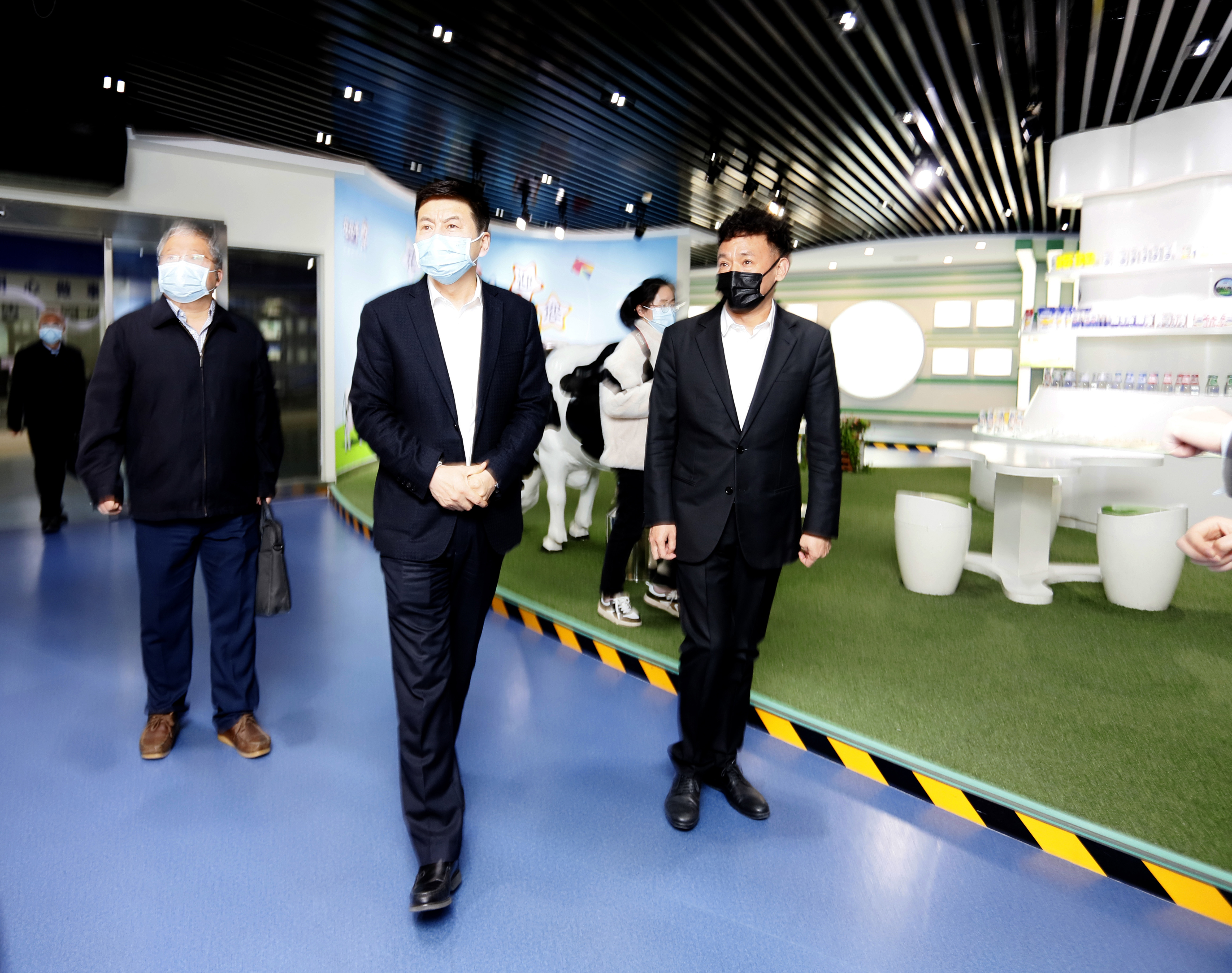 河南省委常委、副省長費東斌蒞臨 花花牛乳業(yè)集團調(diào)研