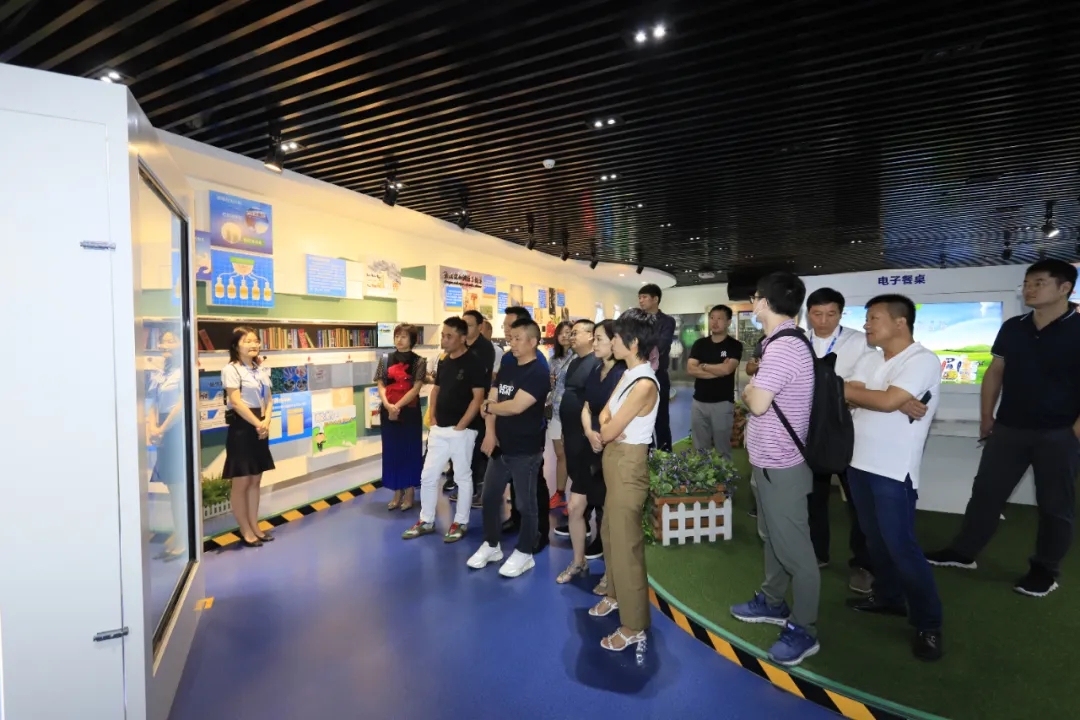 快訊 | 長江商學院智能制造學會走進花花牛乳業(yè)集團 快訊 | 長江商學院智能制造學會走進花花牛乳業(yè)集團