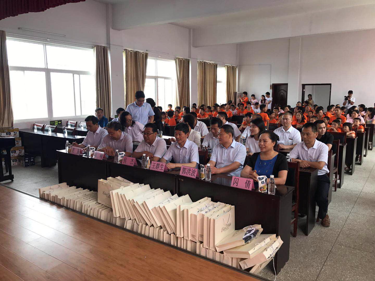 “關愛特殊兒童，讓愛灑滿人間—花花牛乳業(yè)集團2018中國小康牛奶行動” 公益助學泌陽捐贈儀式