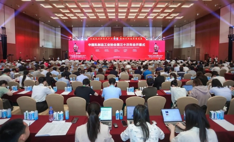 花花牛乳業(yè)集團(tuán)黨委書(shū)記、董事長(zhǎng)唐洪峰一行參加中國(guó)乳制品工業(yè)協(xié)會(huì)第三十次年會(huì)暨2024中國(guó)（國(guó)