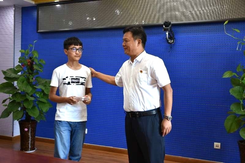 花花牛濟(jì)困解難，助力學(xué)子圓夢(mèng)香江